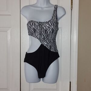 SHEKINI Shoulder Side Cutout One Piece Swimsuit Sz M NWT